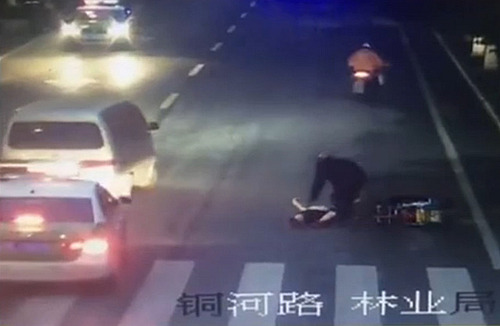 女子被撞遭二次碾压数十人路过无人救 你怎么看