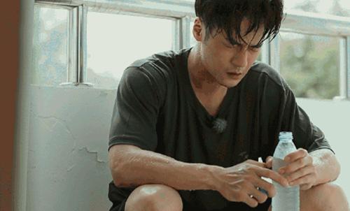 蒋劲夫被曝至今租房住 《真男》体能王出门竟然靠打车