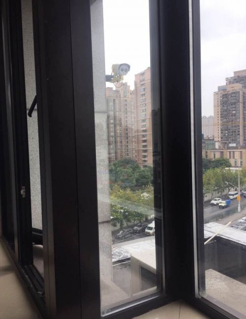 酒店摄像头对床铺 这和偷窥王有何区别?