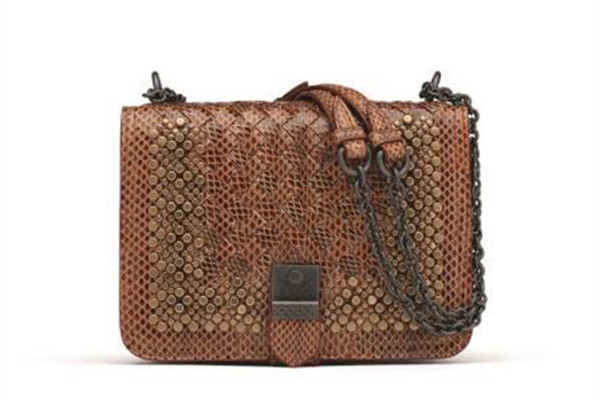 葆蝶家推出秋冬女士手袋系列