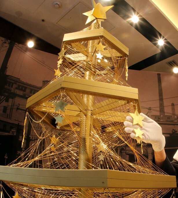 日本珠宝店推出2米高黄金圣诞树 标价2亿日元