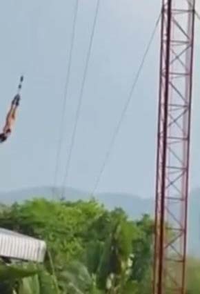 女子穿连衣裙蹦极 秒变裸女