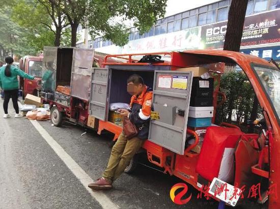 39岁快递员说完“太累”猝死街头 家中还有两年幼儿子