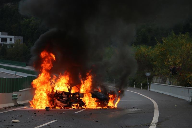 巴陕高速汽车翻车 导致汽车起火致1死1伤