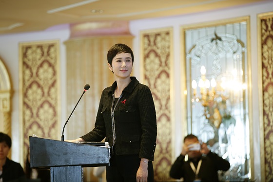 蒋雯丽母子罕见同框 网友感慨顾长卫基因太强大了