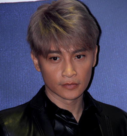 小虎队成员陈志朋现身 面容俊朗稍显僵硬