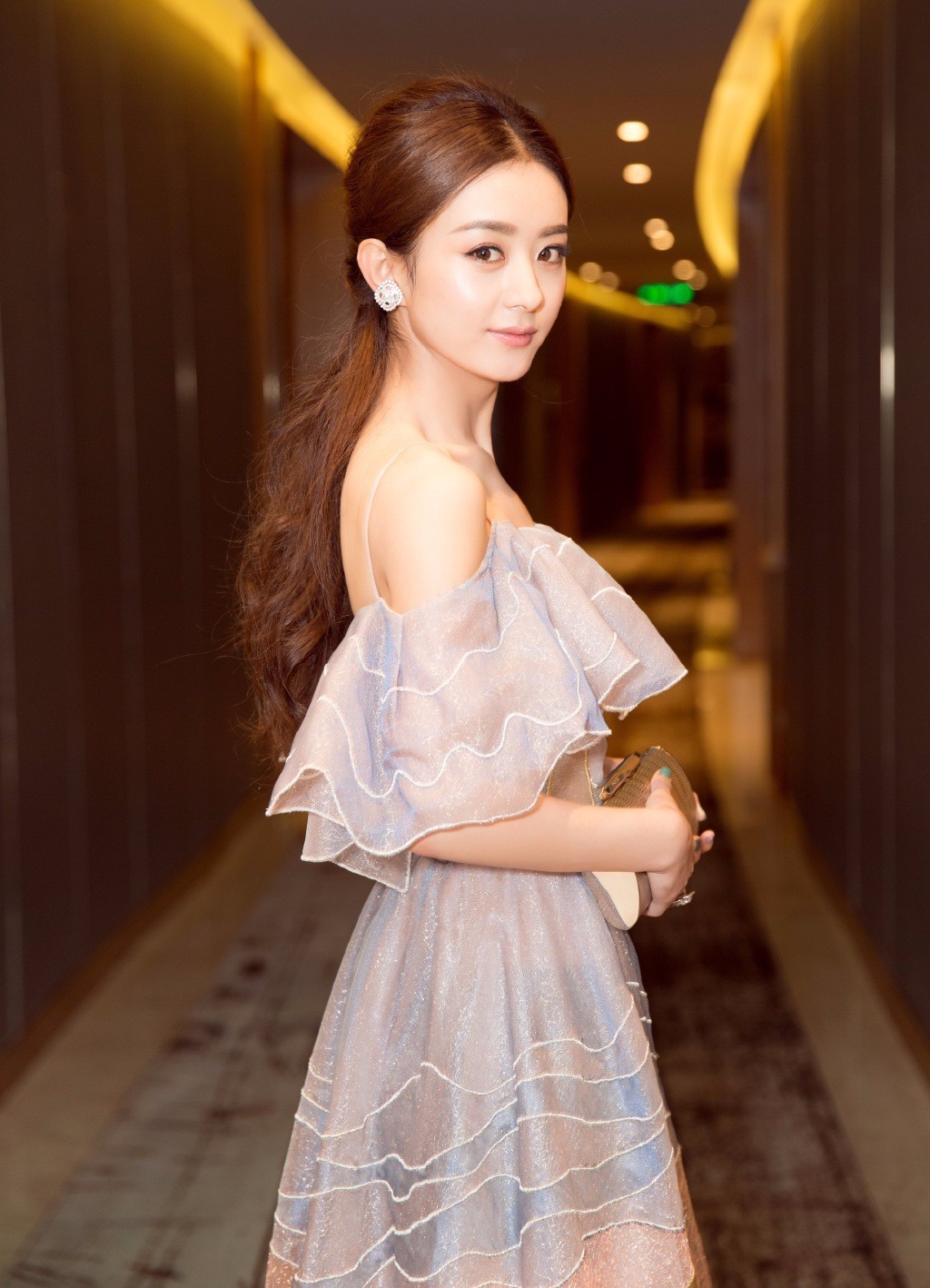 赵丽颖造型开挂 最近的私服和礼服都很美