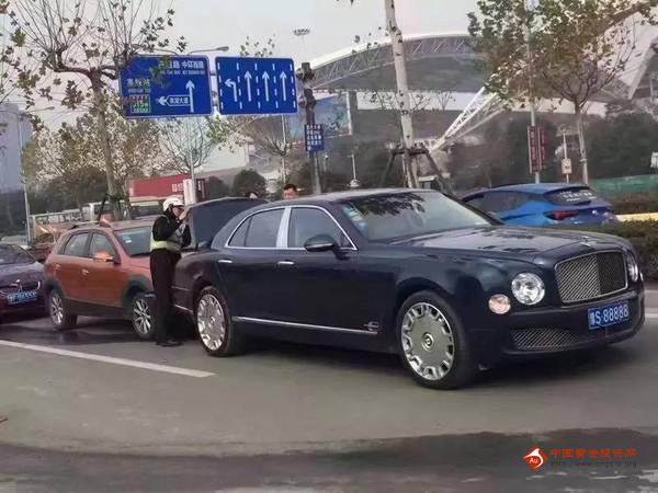 车牌88888宾利遭追尾 700万宾利惨遭追尾 车辆违章怎么办