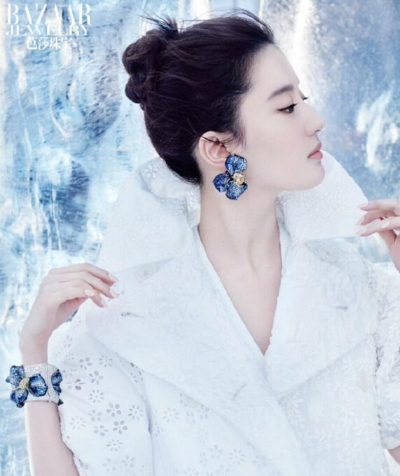 刘亦菲再登《芭莎珠宝》封面 佩戴cindy chao珠宝高贵冷艳