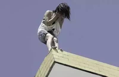 女生面试返校后跳楼