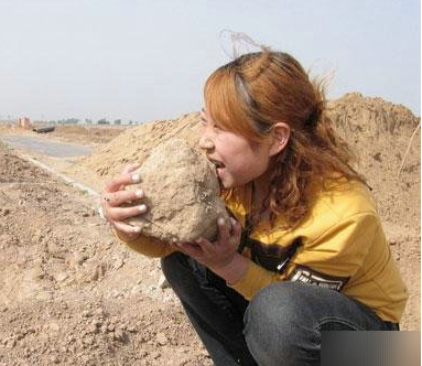 女孩吃土5000斤这是什么怪病?女孩吃土5000斤和巧克力一样的味道