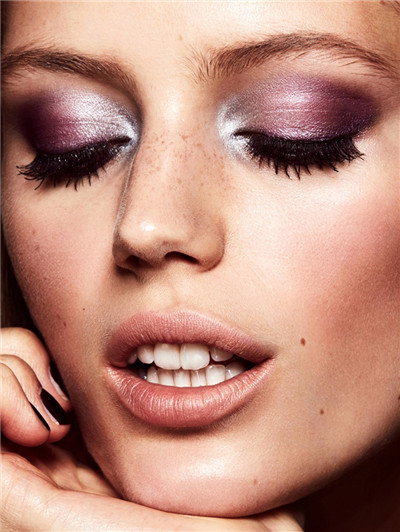 超模esther heesch为《elle》杂志拍摄冬季彩妆大片