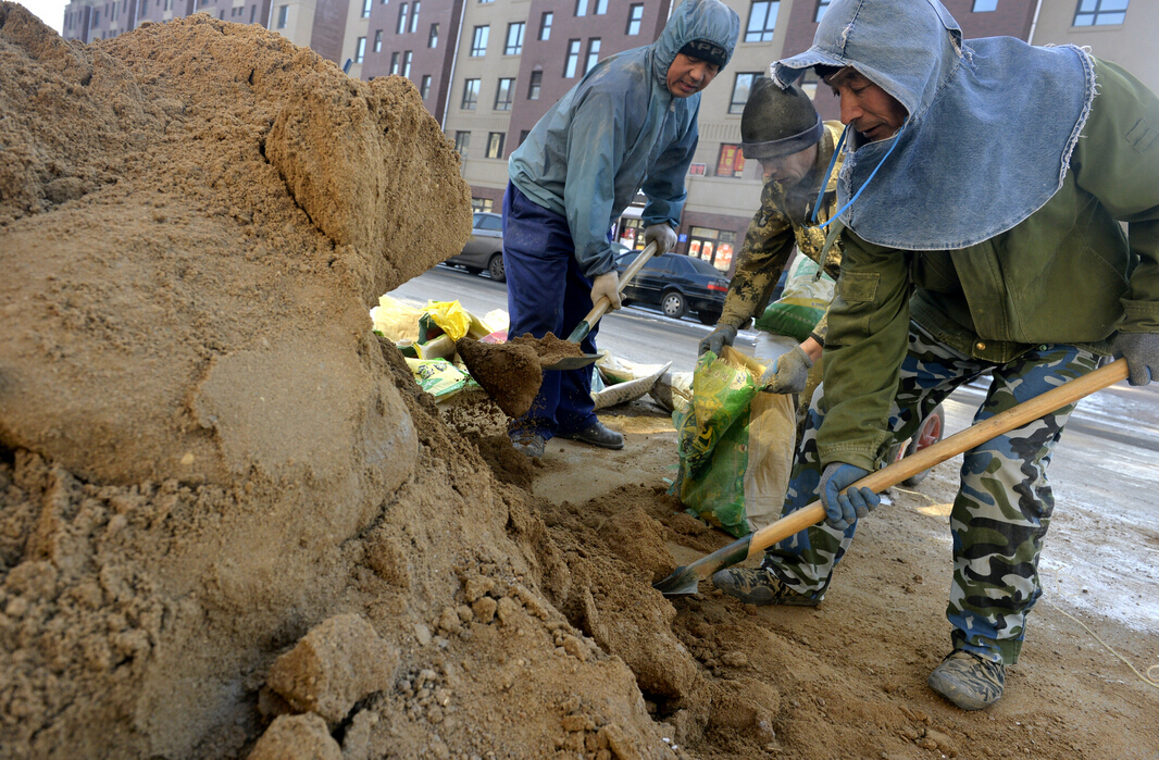 民工的日常:日背三四吨沙赚一二百元