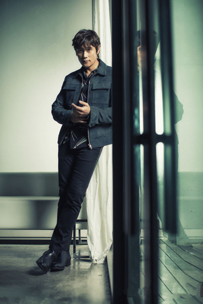 李秉宪拍摄全新写真大片 机车皮衣演绎魅力熟男