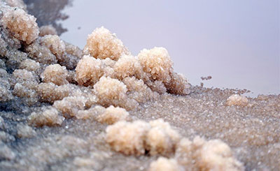 中国死海变玫瑰湖 古老盐湖出现晶莹剔透的“硝花”是怎么回事？