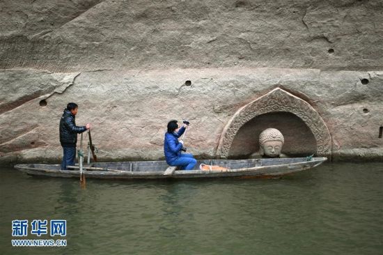 水库现摩崖造像 一尊佛头浮出水面！