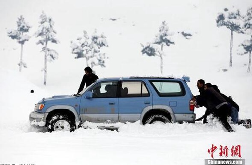 阿富汗大雪天气 有两个村庄被雪崩完全掩埋