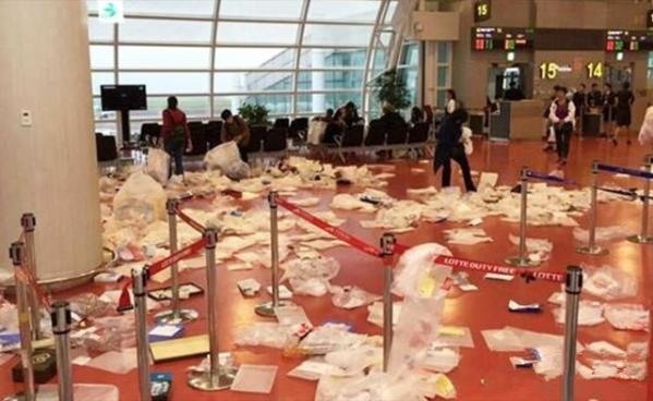 韩国机场变垃圾场 引发网友热议争执不下