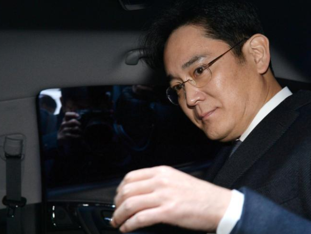 摘要:白健恩就杂志封面指他提供同性卖淫服务一事,在香港举行记者招待