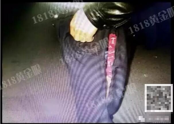 女子撕破警察裤子