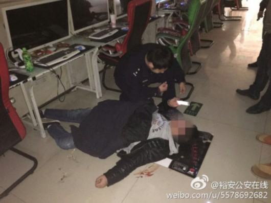 男子上网吐血倒地