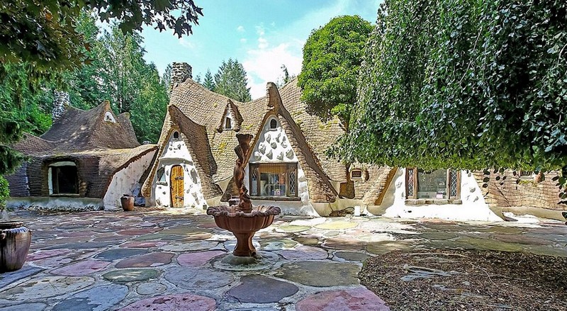 造型独特的建筑引起了人们的注意,它被称作白雪公主所住小屋的现实版