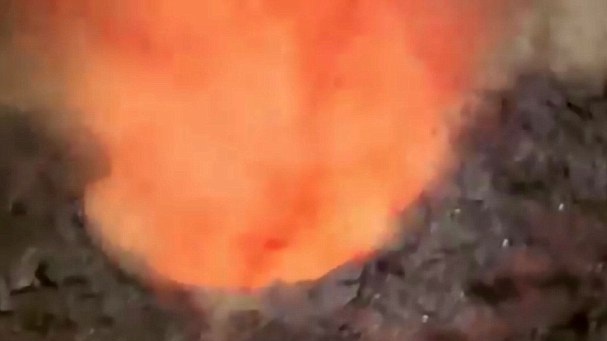 智利火山突然爆发 炽热岩浆的流入引发火山喷发
