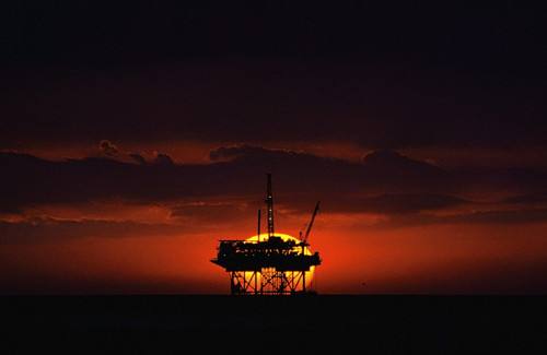 原油库存打破“均衡之梦” 油价暴跌逾5%