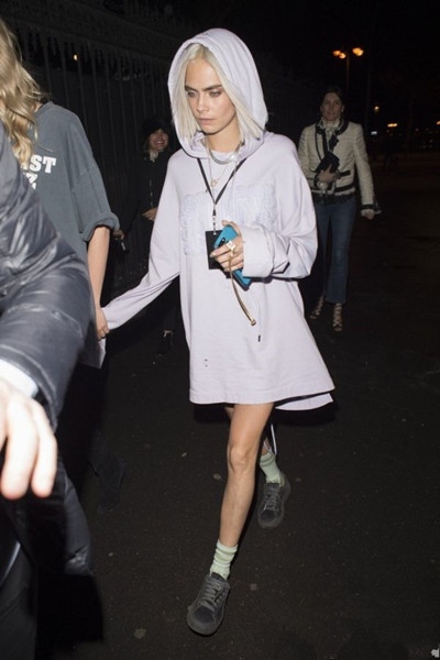 Cara Delevingne街拍示范 一头银发未来感十足
