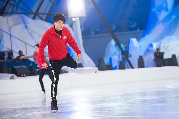 《跨界冰雪王》孙艺洲主动请缨 萌娃亲选男女主角