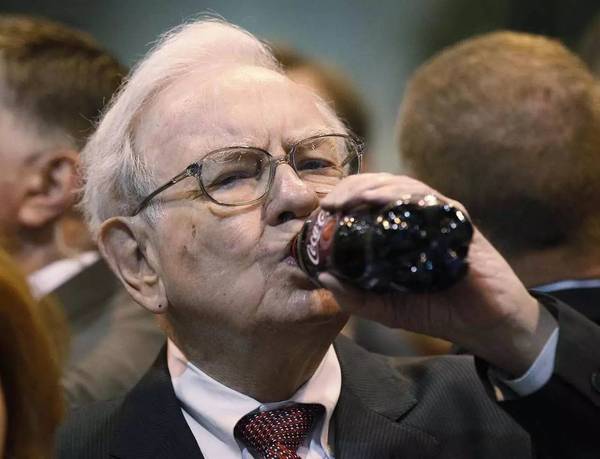 股神学当老干妈？巴菲特头像登上可乐瓶，为了中国市场豁出去了！