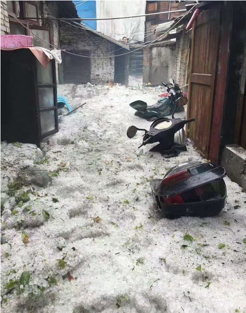 贵州遭遇冰雹夜袭 短短几分钟冰雹厚度已达二三十厘米