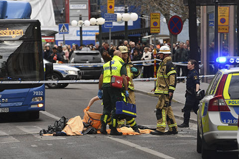 瑞典发生恐袭 卡车闹事冲撞行人造成5人死亡
