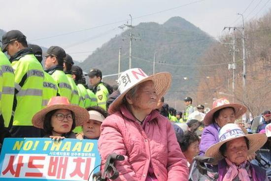 韩国调用8架直升机空运萨德物资 或为避免斗不过奶奶的尴尬