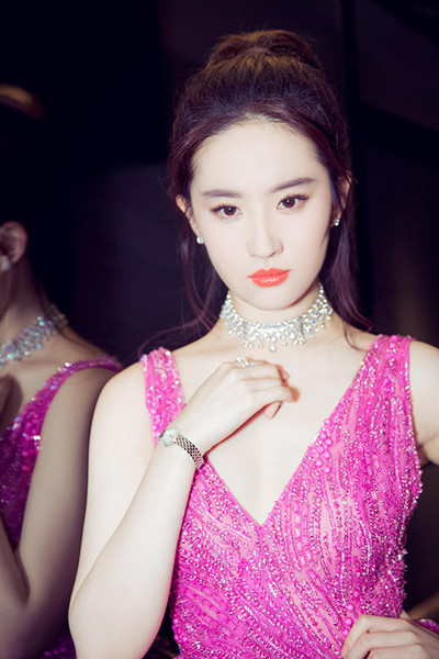 刘亦菲佩戴永恒印记珠宝品牌项链亮相北京国际电影节