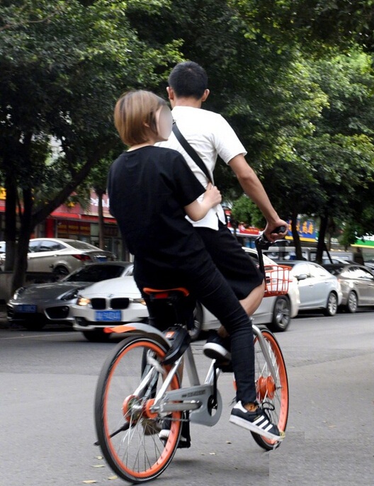 共享单车花式载人