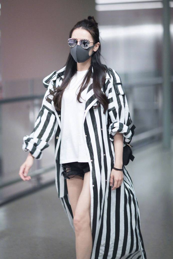 杨幂条纹风衣_杨幂彩色条纹毛衣穿搭(2)
