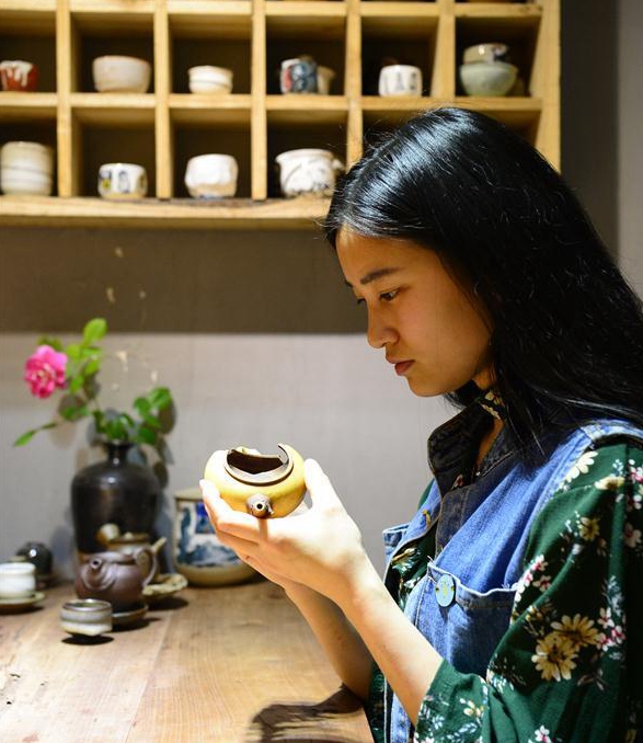 女孩自学金缮修复只为瓷器重现美貌-收藏资讯-金投收藏-金投网