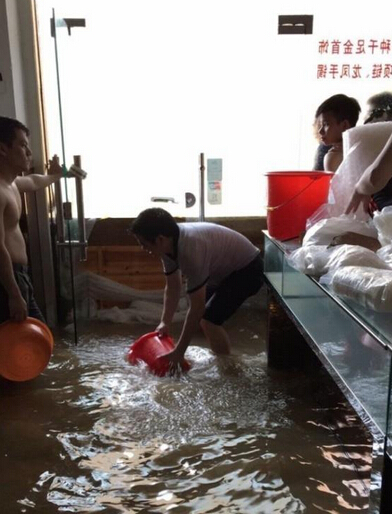 广州珠宝城惨遭雨水“洗劫” 市民淤泥里挖宝