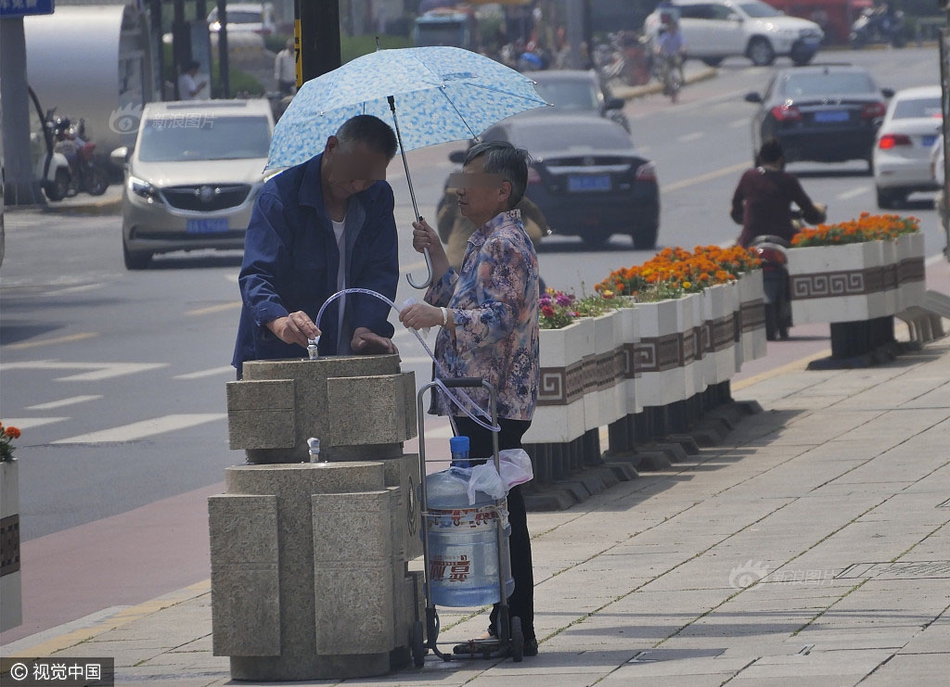 直饮水成取水点 很多人拿着大桶来接水