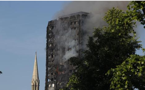 伦敦公寓大火造成12人死亡70余人受伤 火势太过凶猛大楼全部楼层被吞噬