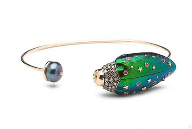 将金龟子甲虫翅膀随身携带 真材实料做价值连城的珠宝