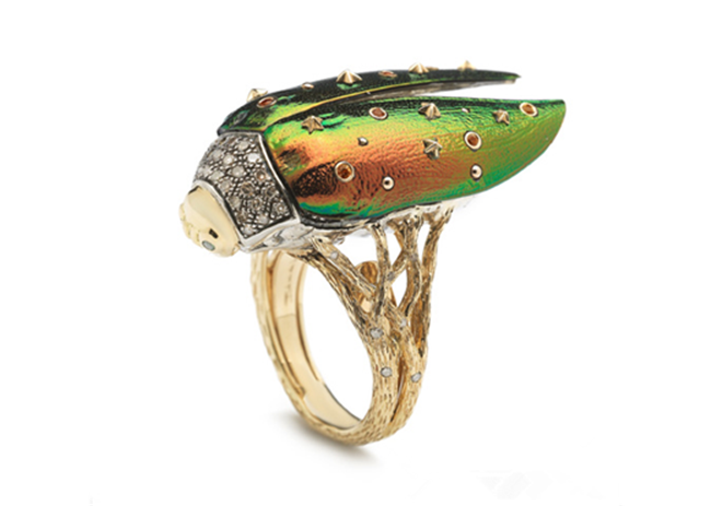 将金龟子甲虫翅膀随身携带 真材实料做价值连城的珠宝