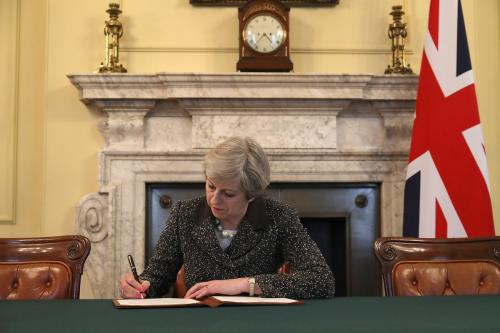 “脱欧大戏”进入新篇章 英镑面临更大挑战