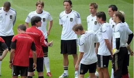 世界足坛震动!足球比赛或变60分钟 任意球被取