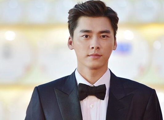 李易峰借款1800万!要是有张信用卡黑卡就不用借钱了