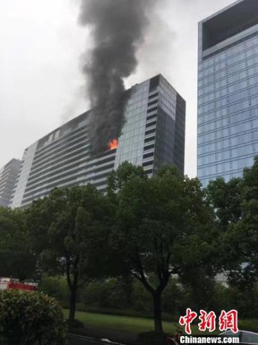 杭州千万豪宅突发大火4人死亡 逃生保姆被调查