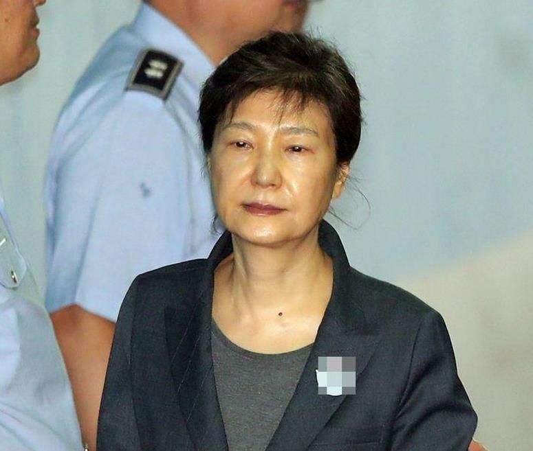 朴槿惠再度出庭:白发引人注目 与崔顺实同审