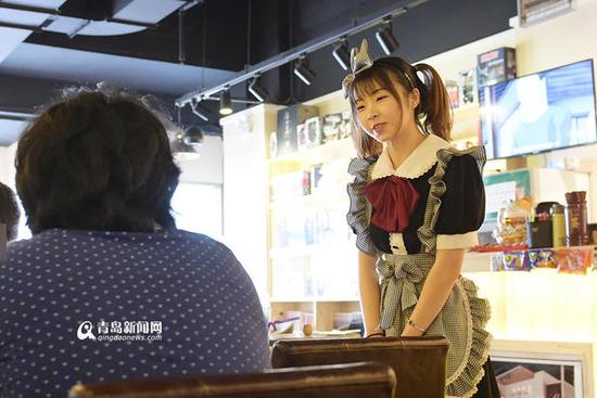 青岛现女仆餐厅 大一女学生做兼职补贴生活