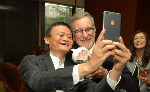 马云自拍曝光手机型号 定制版被调侃“YunOS橙子手机”